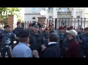 Оппозиция окружила здание Президентской резиденции