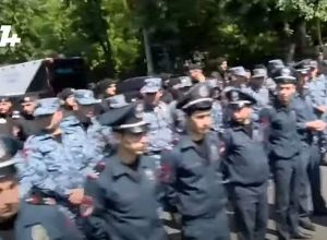 Большое количество сотрудников полиции патрулирует перекресток Баграмян-Демирчян.