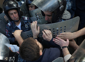 Толкотня и давка между полицией и демонстрантами