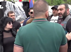 Перебранка между гражданином и демонстрантами