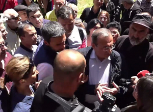 Если прокурор не спустится, он сегодня домой не пойдет: Карин Тоноян полицейскому, охраняющему здание прокуратуры