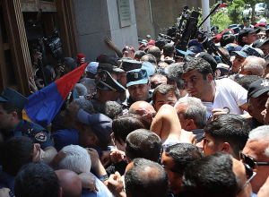 Не ударяйте: толкотня и давка между полицейскими и протестующими – есть задержанные