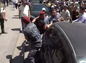 Ոստիկանները գետնին  են տապալել ցուցարարին