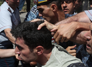 Полицейские задерживают Левона Кочаряна