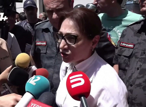 Лилит Галстян поговорила с министром, включив громкоговоритель телефона