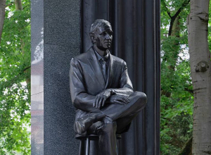 В болгарском городе Варна открыт памятник Шарлю Азнавуру