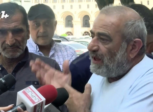 Ուզում են գյուղացու ձեռից հողը տանեն․ դա չի լինի․ ակցիա կառավարության դիմաց