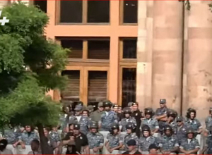 Многочисленные полицейские охраняют здание Правительства