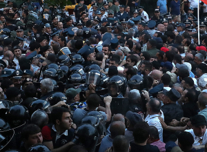 Столкновение между полицией и демонстрантами