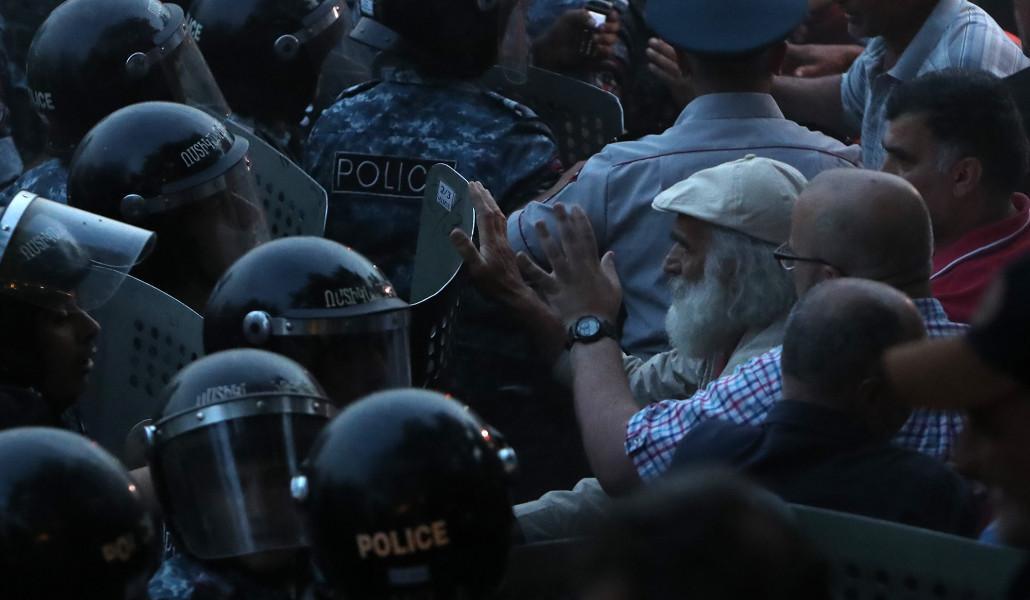 բախումներ ոստիկանների հետ