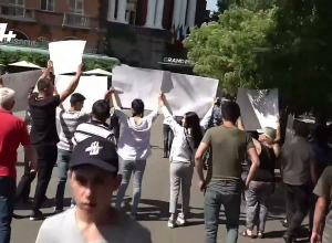 Демонстранты обошли полицию, огородившую улицу Абовяна