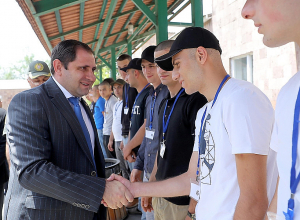 Начался летний призыв: Министр обороны РА посетил Центральный призывной пункт