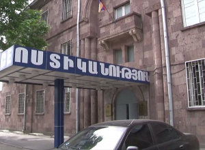 Ночью проникли в гостиничный номер, украли брюки, пиджак, телефон и деньги