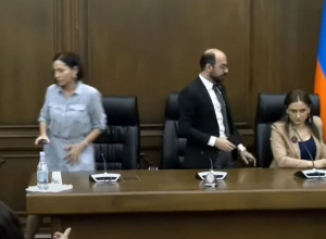 Վիճաբանություն՝ լրագրողի և ՔՊ-ականների միջև