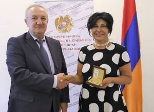 Министр ОНКС наградил директора Музея современного искусства Золотой медалью