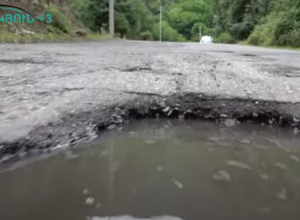«Էս ճանապարհներին մարդու երիկամների քարերը թափում են». Սանահինի ճանապարհին խոր փոսեր են
