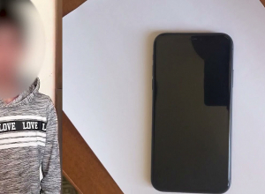 Открыто похитил телефон и потребовал деньги за украденное