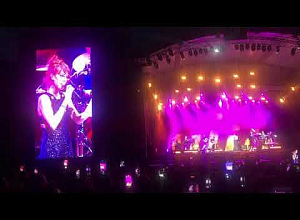 Ես պաշտում եմ կրակը. Զազը համերգի ժամանակ հայերեն խոսեց