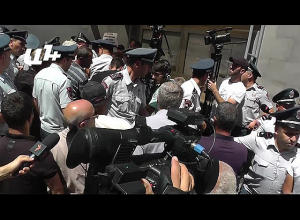 Напряжённая обстановка у посольства РФ: между родственниками пленных и полицейскими вспыхнула ссора