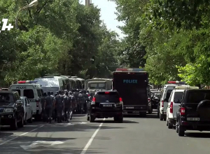 Многочисленные полицейские охраняют вход в НС со стороны улицы Демирчяна