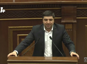 Часть оппозиционеров заняты азартными играми, часть ездит на самокатах, другая часть – на велосипедах