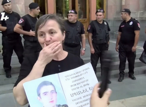 Если Вардапетян станет прокурором и не сделает этого, мы его опозорим: мать погибшего