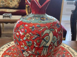 Иерусалимский патриарх ААЦ подарил Джо Байдену тарелку и гранат из армянского фаянса