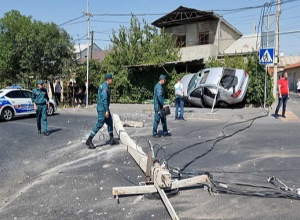 Բախումից հետո բետոնե սյունը տապալվել է