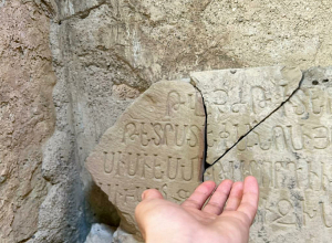 Արցախի Բռի Եղցի վանական համալիրում, բացահայտվել են մեկ խաչքար ու մեկ տապանաքար՝ իրենց արձանագրություններով