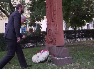 Արարատ Միրզոյանը ծաղկեպսակ է զետեղել հայչեխական բարեկամությանը նվիրված խաչքարի մոտ