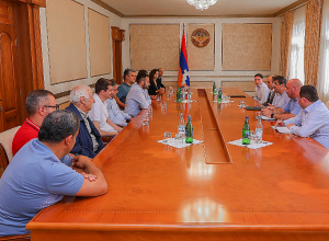 Նախագահ Հարությունյանն ընդունել է «100 տուն Արցախում» ծրագրի պատասխանատուներին և մի խումբ նվիրատուների