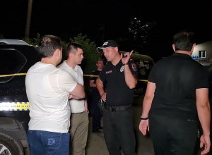 Չեն ենթարկվում պարեկներին , հնչեցնում են հայհոյանքներ, խփում նրանց, թույլ չեն տալիս նստել  ծառայողական ավտոմեքենան