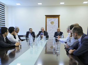 «Ձեր արծաթը մեզ համար ոսկու արժեք ունի». Վահրամ Դումանյանը ոսկե մեդալներով է պարգևատրել շախմատիստներին