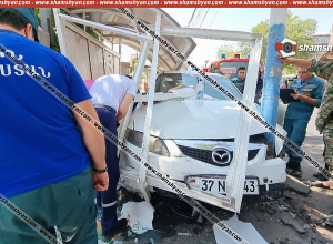 Mazda 6 մակնիշի մեքենան մխրճվել է կանգառի մեջ․ shamshyan.com