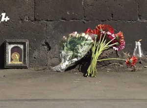 Քաղաքացիները ծաղիկներ են դնում Սուրմալուի տարածքում