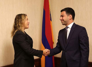 Ռուստամ Բադասյանը հանդիպել է Ջենիֆեր Սվիդերի հետ