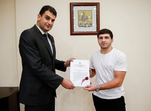 Քաղաքապետը ըմբշամարտիկ Մալխաս Ամոյանին բնակարան նվիրեց