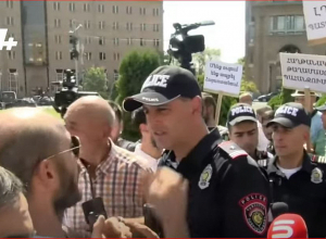 Протестующие перекрыли улицу: напряженная ситуация перед муниципалитетом