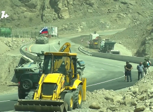 Российские миротворцы, азербайджанские машины на новой дороге Армения-Арцах