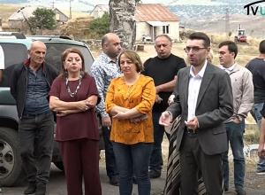 Թեկնածուներից մեկը ակտիվ քարոզարշավի փուլում է, մյուսը անգամ պաստառներ չի փակցրել