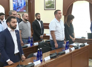 Ավագանու անդամները 1 րոպե լրությամբ հարգեցին զոհերի հիշատակը