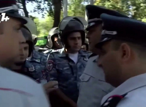 Ваге Галумян взял номер у протестующего