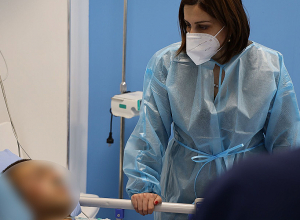 Министр здравоохранения посетила получивших ранения в результате азербайджанского обстрела