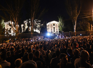 Վարչապետի հայտարարությունից հետո քաղաքացիները Ազգային ժողովի դիմաց բողոքի ակցիա են անում .Ուղիղ