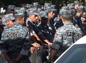 Большое количество полицейских перекрыло улицу Демирчяна