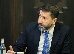 Մի քանի դատավոր շարունակում են կախված մնալ իրենց նախկին կապերից և Բաղրամյան 26-ի կարոտախտից