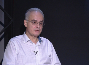 Он одним своим выступлением поставил РА на грань гражданской войны,  мы чудом спаслись в эту ночь: Л. Зурабян