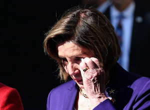 Նենսի Փելոսին արտասվեց Ծիծեռնակաբերդ հուշահամալիրում