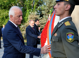 Նախագահ Վահագն Խաչատուրյանն այցելել է Եռաբլուր զինվորական պանթեոն