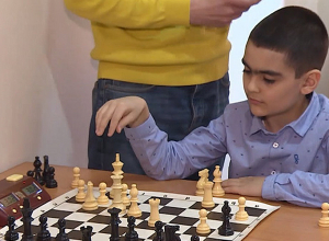 10-ամյա Վաչե Քոչարյանին կես միավոր է բաժանում առաջատարից․ շախմատի ԱԱ